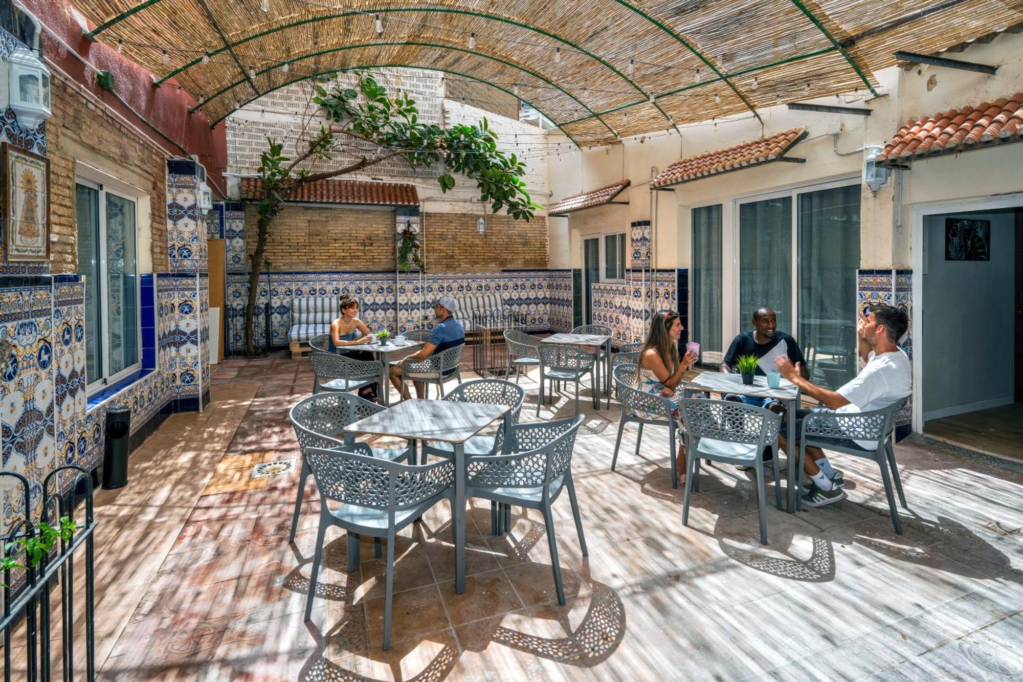 Som Hostel By The Venue Valencia Exterior foto